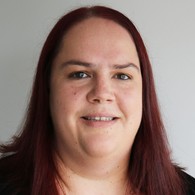 Portraitfoto einer Frau mit langen dunklen Haaren