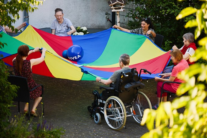 Menschen spielen mit einem Schwungtuch